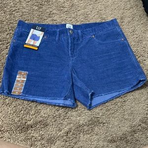 I am selling because I got a size too big.